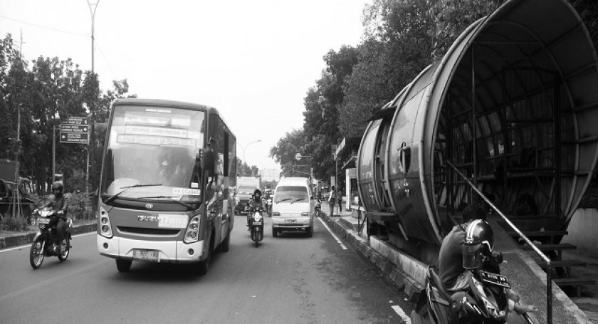 Bus hanya melewati shelter kapsul Trans Metro Bandung (TMB) yang kumuh dan tak terawat. Pembangunan TMB ini menggunakan dana APBD Kota Bandung. 