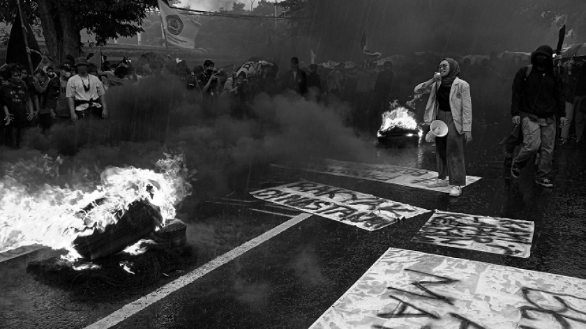 Unjuk rasa mahasiswa di Bandung menolak perpanjangan masa jabatan presiden, kenaikan BBM dan kelangkaan minyak goreng, Senin (11/4/2022). (Foto: Prima Mulia/BandungBergerak.idj)   