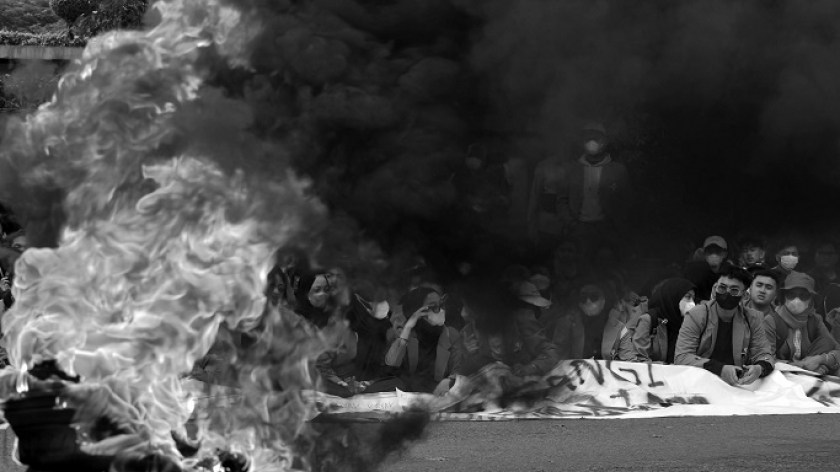 Mahasiswa membakar ban dalam aksi mengkritik pemerintahan Joko Widodo di depan kantor Gubernur Jawa Barat, Gedung Sate, Kota Bandung, Senin (11/4/2022). (Foto: Prima Mulia/BandungBergerak.id)