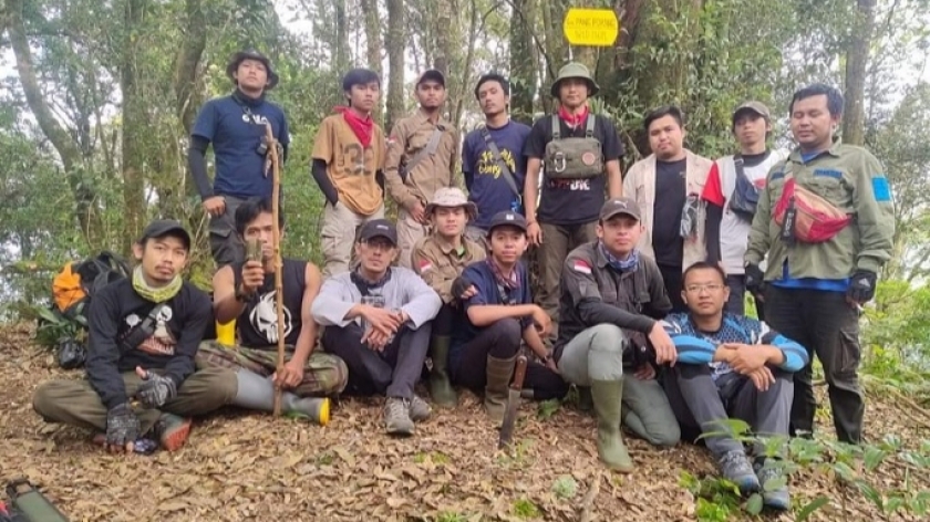Para anggota Komunitas Pendaki Gunung Bandung (KPGB) berfoto bersama di puncak Gunung Pangporang, September 2020. Gunung ini kental dengan kisah tentang Dipati Ukur. (Foto: dokumentasi KPGB)