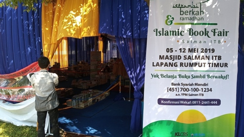 Pagi-pagi saat area pameran buku dibuka. Berlokasi di lapangan timur Masjid Salman ITB, disulap menjadi tenda tertutup yang aman dan nyaman. (Sumber foto: Deni Rachman)