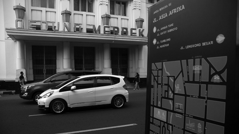 Gedung heritage Museum KAA jadi salah satu penanda kota di Jalan Asia Afrika, Bandung, Jumat (3/12/2021). Jalan Asia Afrika merupakan bagian dari De Grote Post Weg atau Jalan Deandels yang membentang dari Anyer sampai Panarukan. (Foto: Prima Mulia/BandungBergerak.id)