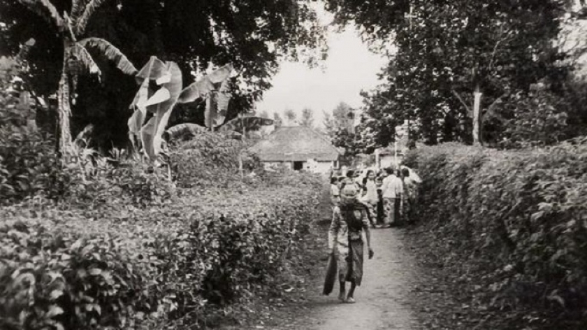 Suasana Lebaran di Tjisoeroepan dekat Garut. Foto diambil sekitar tahun 1935. (sumber digitalcollections.universiteitleiden.nl)