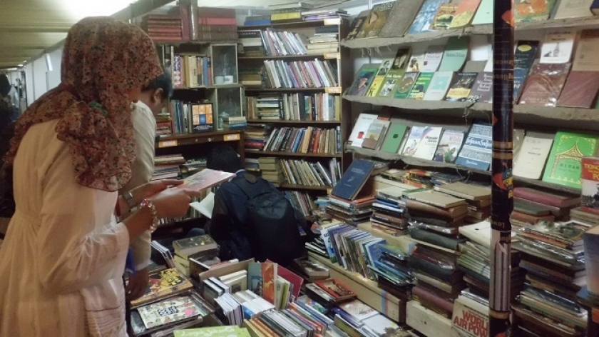 Beberapa pengunjung pameran tengah mengunjungi stand berdekorasi jadul, difoto dari balkon Landmark sebelah kanan. (Sumber foto: Deni Rachman)