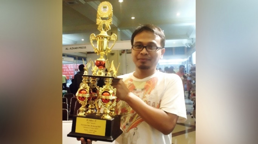 Penulis saat memboyong piala Juara ke-2 Stand Terbaik. (Sumber: Deni Rachman) 