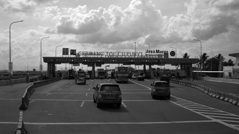 Gerbang Tol Cisumdawu, Cileunyi, Kabupaten Bandung, Senin (24/1/2022). Pegiat lingkungan memperingatkan pembangunan infrastruktur yang tidak ramah lingkungan akan mengundang bencana egologi. (Foto: Prima Mulia/BandungBergerak.id)