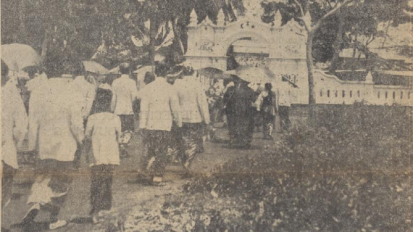 Suasa Gerebeg Puasa di Makam Suci Loer Batang di Batavia. Foto terbit di De locomotief tanggal 28-03-1928. (Sumber www.delpher.nl) 