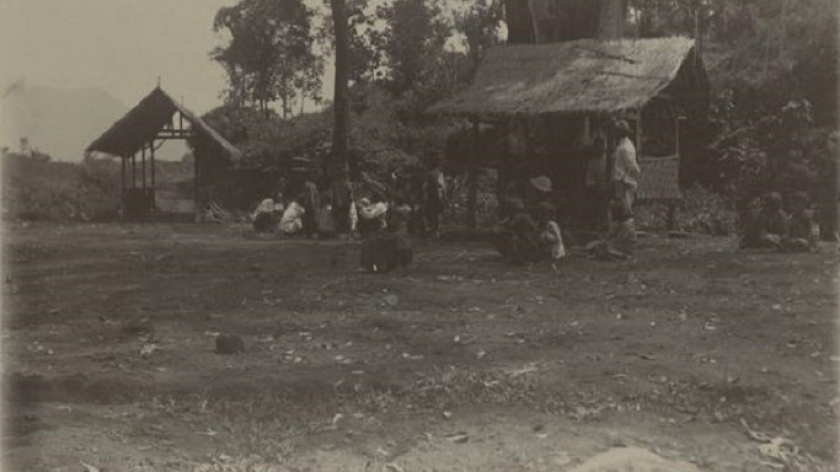 Suasana pemakamam di Garut. Foto diambil sekitar tahun 1900. (Sumber digitalcollections.universiteitleiden.nl)