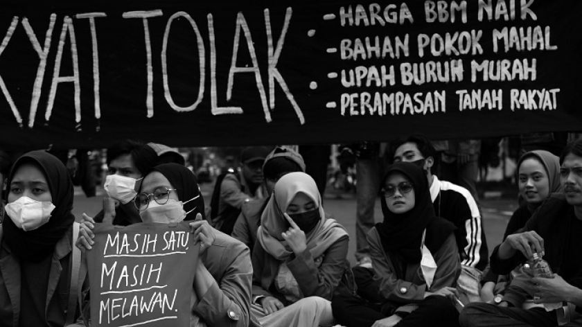 Mahasiswi membawa poster saat aksi unjuk rasa di depan Gedung Sate, Bandung, Kamis ((21/4/2022). Mahasiswa tetap dengan tuntutannya pada pemerintah untuk segera membatalkan kenaikan harga BBM dan pengendalian hargakebutuhan pokok. (Foto: Prima Mulia/BandungBergerak.id)