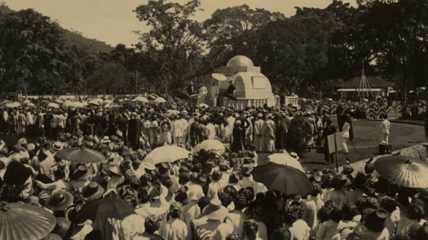 Penyingkapan selubung Monumen Lingga Sumedang oleh Gubernur Jenderal D. Fock pada 25 April 1922. (Sumber: KITLV 153493)