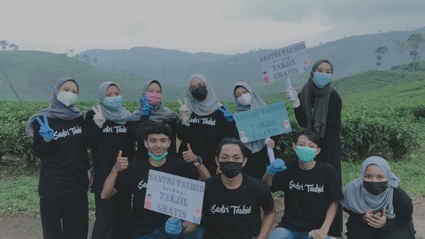 Kegiatan berbagi takjil Meraki Berbagi yang dilakukan oleh Majelis Dzikir Santri Tauhid. (Foto: Dokumen Pribadi Meraki) 