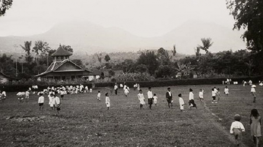 Perayaan Lebaran di Tjisoeroepan dekat Garut. Foto diambil sekitar tahun 1935. (Sumber digitalcollections.universiteitleiden.nl)