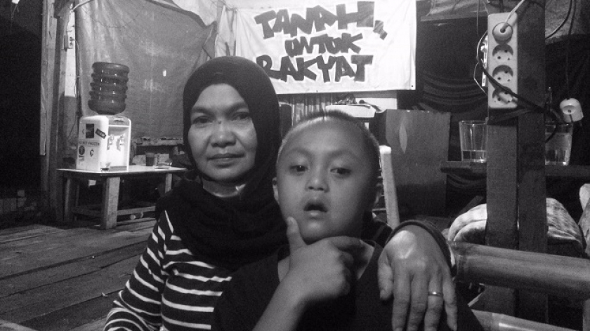 Melly Indriani (52) bersama anaknya, Farrel, warga Anyer Dalam, Kota Bandung, yang harus mengisi Ramadan dan lebaran tanpa memiliki lagi rumah tinggal, Rabu (6/4/2022). Rumah Melly dan Farrel digusur PT. KAI , November 2021 lalu. (Foto: Emi La Palau/BandungBergerak.id)