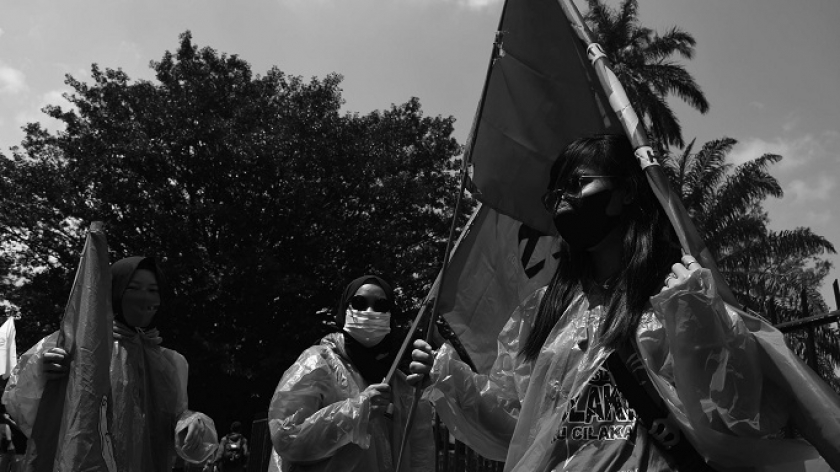 Beberapa perempuan buruh ikut turun ke lapangan dan berunjuk rasa menyuarakan hak-hak mereka dalam peringatan May Day 2021 di depan Gedung Sate Bandung, Sabtu (1/5/2021). (Foto: Prima Mulia)