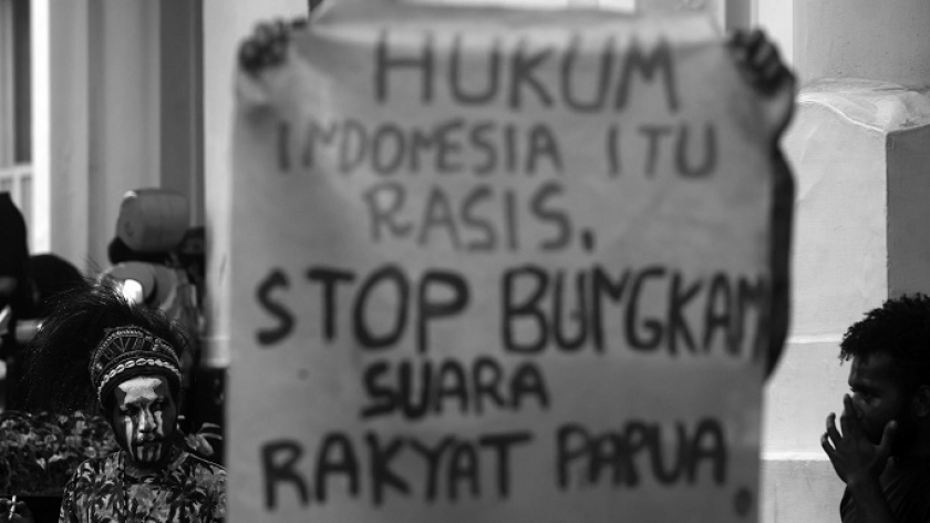 Mahasiswa Papua melakukan aksi unjuk rasa di depan Gedung Merdeka, Bandung, Selasa (10/5/2022). Mereka menolak otonomi khusus dan DOB di Papua serta menuntut kemerdekaan West Papua. (Foto: Prima Mulia/BandungBergerak.id)