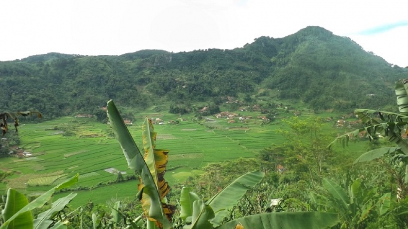 Dari lereng Gunung Lumbung, terlihat bagaimana Dusun Lembang tumbuh di dasar cekungan dengan gunung-gunung yang mengelilinginya, Mei 2022. (Foto: Gan Gan Jatnika) 