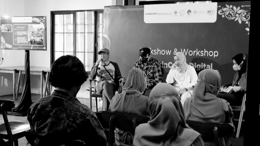 Diskusi bertajuk Suara Komunitas dalam Payung Literasi Digital, di Bandung, Rabu (05/18/2022), menghadirkan pegiat dari Komunitas Aleut, Great UPI dan Komunitas Pendaki Gunung Bandung. (Foto: Reza Khoerul Iman/BandungBergerak.id)