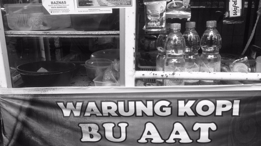 Warung Bu Aat di depan SDN 166 Ciateul, Jalan Inggit Garnasih, Kota Bandung, Sabtu (21/5/2022). (Foto: Emi La Palau/BandungBergerak.id)