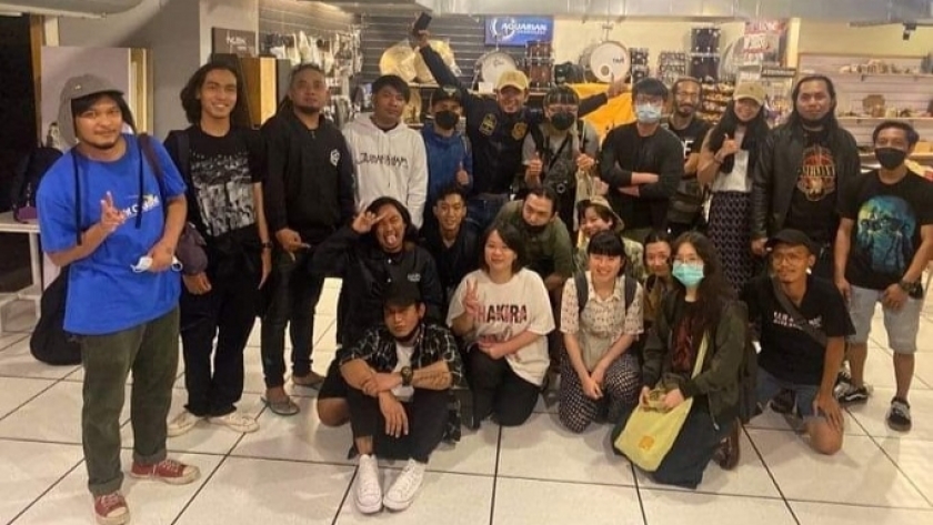 Penulis (berdiri paling kiri) berfoto bersama para pelaku kolektif musik di Taiwan. Musik menjadi bahasa yang mempertemukan anak-anak muda dari berbagai latar belakang. (Foto: dokumentasi Irfan Muhammad) 