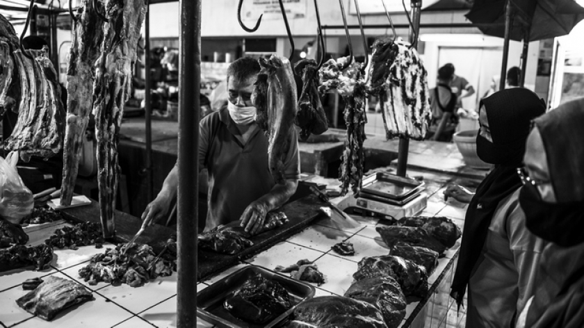 Komoditas daging di Pasar Cihapit, Kota Bandung, Selasa (18/2/2021). Harga kebutuhan pokok masyarakat naik ketika tingginya permintaan. (Foto: Iqbal Kusumadirezza)