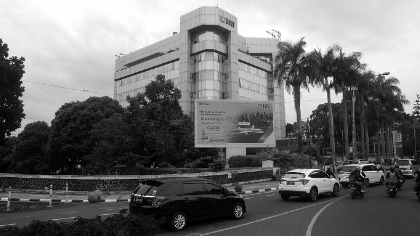 Suasana kompleks kantor BNI di Jalan Perintis Kemerdekaan. Kota Bandung, Selasa (24/5/2022) siang. Di halaman kompleks ini pernah berdiri kantor percetakan dan penerbitan  A. C. Nix & Co. hasil karya arsitek Charles Proseper Wolff Schoemaker. (Foto: Prima Mulia/BandungBergerak.id)