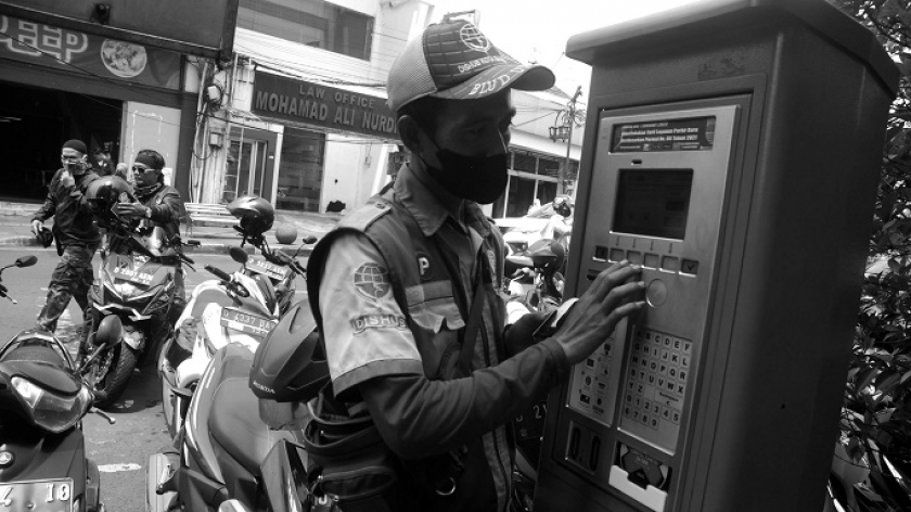 Mesin parkir elektronik di Jalan Braga, Bandung,  Minggu (5/12/2021). Pemkot Bandung berusaha menggenjot pendapatan asli daerah (PAD) melalui parkir. (Foto: Prima Mulia/BandungBergerak.id)