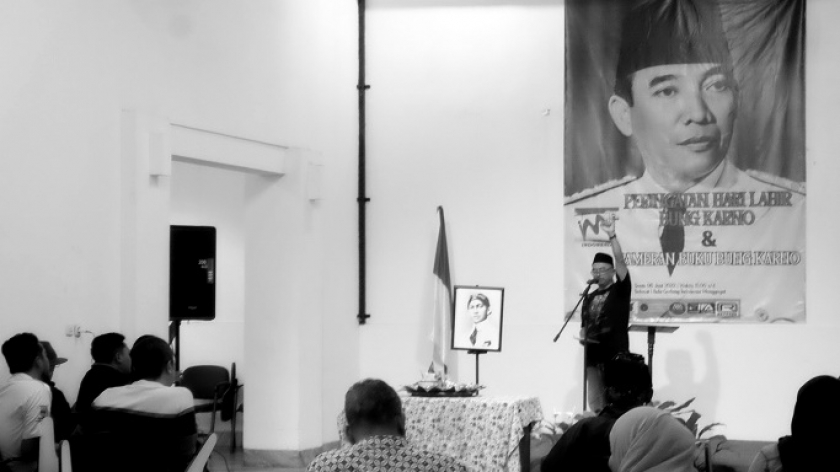 Pembukaan Pameran Buku Bung Karno di Gedung Indonesia Menggugat, Jalan Perintis Kemerdekaan No 5 Bandung, 6 - 11 Juni 2022. Pameran ini memamerkan 80 buku pidato, reportase, roman, autobiografi dan biografi terbitan 1950-2017 tentang Bung Karno. (Foto: Reza Khoerul Iman/BandungBergerak.id)