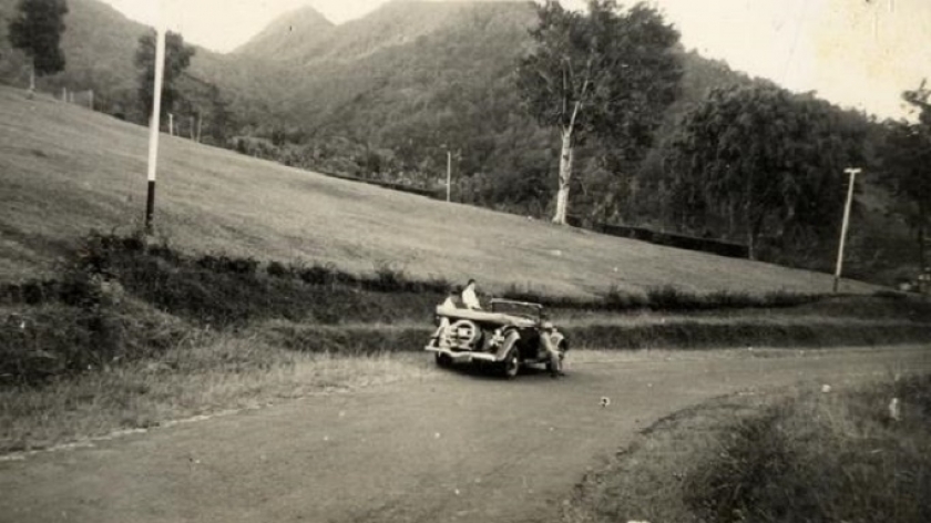 Mobil di jalan raya di Jawa Barat sekitar tahun 1935-1940. (Koleksi KITLV 58999, sumber digitalcollections.universiteitleiden.nl)