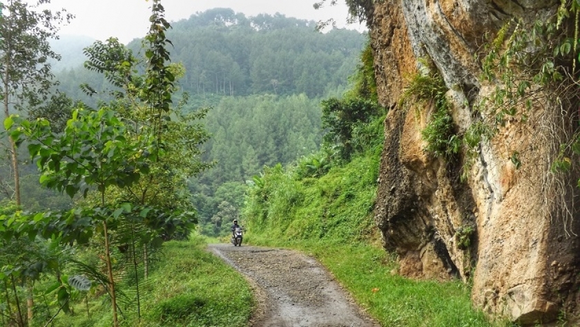 Tebing di sisi timur Gunung Hanyawong sering digunakan untuk berlatih panjat tebing, Mei 2022. (Foto: Gan Gan Jatnika)