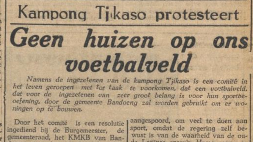 Warga Kampung Cikaso memprotes rencana pembangunan perumahan yang akan mengorbankan lapangan sepak bola di tempat mereka. (Sumber: AID, 23 Januari 1953)