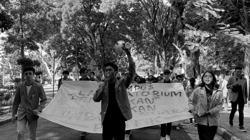 Mahasiswa Universitas Pendidikan Indonesia (UPI) melakukan aksi demonstrasi di Kampus UPI untuk menolak kehadiran Menteri Badan Usaha Milik Negara (BUMN) Erick Thohir, Selasa (21/6/2022). (Sumber: Mahasiswa UPI)*