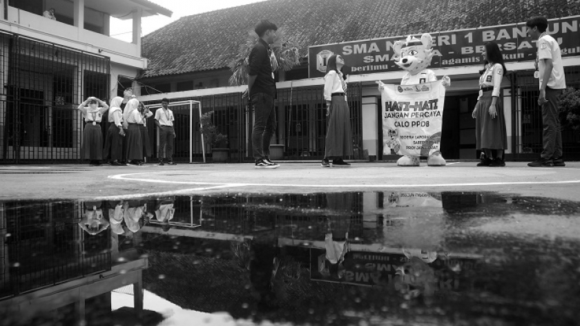 Hari pertama Penerimaan Peserta Didik Baru (PPDB) Jawa Barat tingkat SMA, SMK, dan SLB, di SMAN 1 Bandung, Senin (6/6/2022). Pendaftaran PPDB tahap 1 Jawa Barat sudah berakhir. Saat ini pendaftaran masuk ke tahap 2. (Foto: Prima Mulia/BandungBergerak.id)