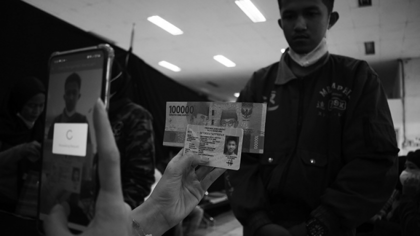 Warga mencairkan bantuan subsidi minyak goreng dan bantuan sembako di Kantor Pos Asia Afrika, Bandung,  Jumat (15/4/2022). (Foto: Prima Mulia/BandungBergerak.id)
