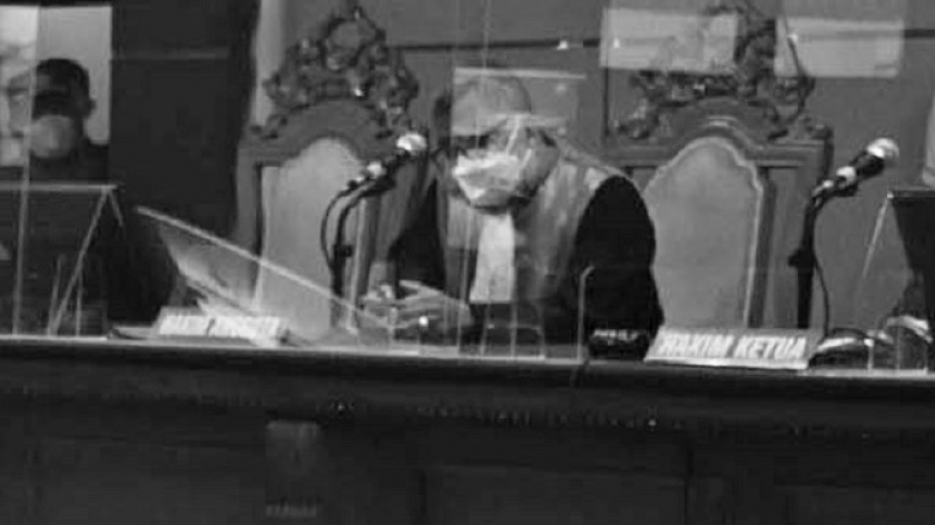 Hakim di ruang sidang Pengadilan Negeri Bandung, Jawa Barat, Selasa (11/1/2022), saat membacakan putusan pengadilan. (Foto Ilustrasi: Prima Mulia/BandungBergerak.id)