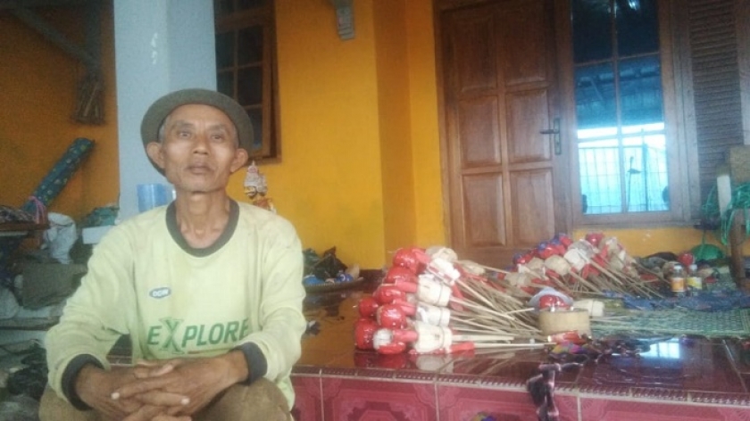Tjeje (56) pemilik kerajinan wayang golek Hasta Karya di Desa Bojong Koneng, Kacamatan Ngamprah, Kabupaten Bandung Barat, Sabtu (25/06/22). (Foto: Muhammad Akmal Firmansyah)