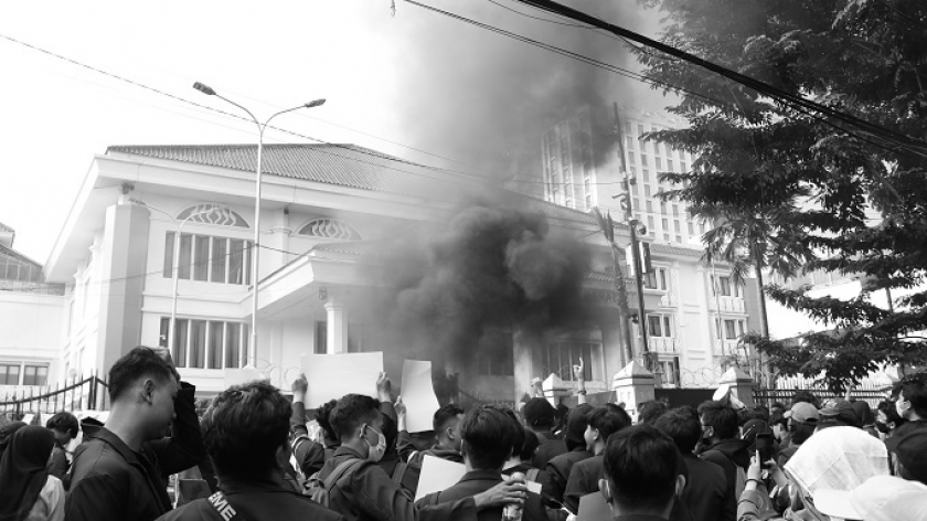 Asap dari pembakaran ban saat demonstrasi menolak RUU KUHP di depan Gedung DPRD Jawa Barat, Kota Bandung, Kamis (30/6/2022). (Foto: Choirul Nurahman/BandungBergerak.id)