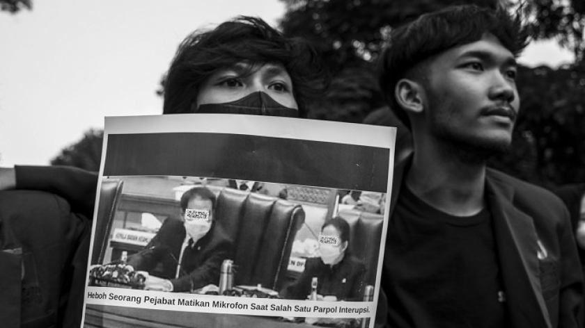 Mahasiswa melakukan unjuk rasa menolak RKUHP di depan Gedung DPRD Jawa Barat, Jalan Dipenogoro, Bandung, Kamis (30/6/2022). (Foto: Virliya Putricantika/BandungBergerak.id)