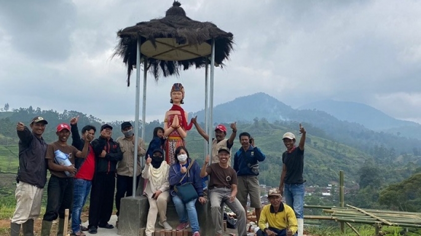 Tim Pengabdian Astra dan LPPM Universitas Katolik Parahyangan (Unpar) saat berkunjung ke Pangalengan, Kabupaten Bandung, 2021. Pangalengan memiliki potensi mutiara hitam atau kopi berkualitas. (Foto: Kurniasih/dosen Unpar)