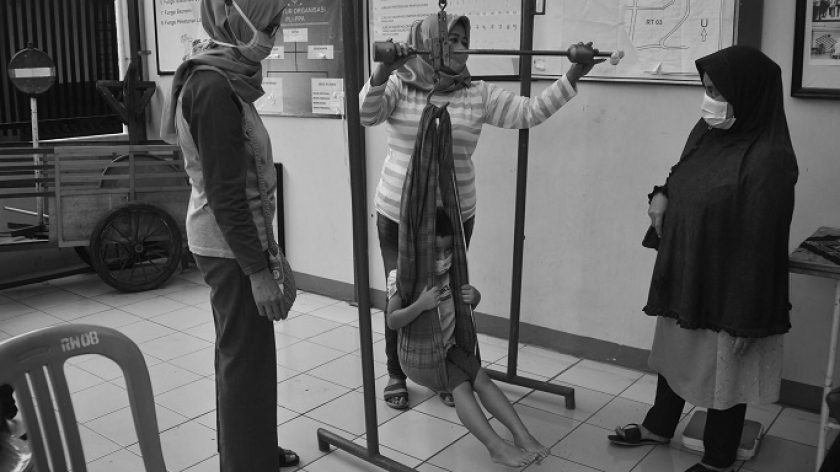Kegiatan ibu dan anak di Posyandu di Posyandu Sakura, Kelurahan Samoja, Bandung, Selasa (10/2/2022). RUU Kesejahteraan Ibu dan Anak sedang digodik pemerintah dan DPR RI. (Foto: Prima Mulia/BandungBergerak.id)