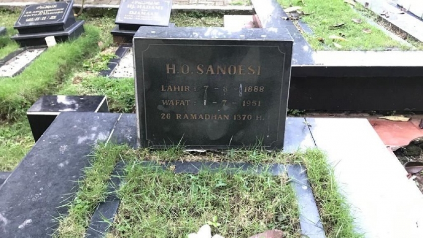 Nisan H. Sanusi di komplek makam keluarga besar H. Abdulrachim, Astanaanyar, Bandung. (Foto: Alex Ari/pegiat Komunitas Aleut)