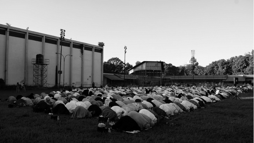 Umat Islam melaksanakan ibadah salat Idul Adha di lapang soft ball Lodaya, Bandung, Sabtu (9/7/2022). Sebagian umat Islam di Indonesia melaksanakan salat Idul Adha Sabtu, dan sebagian umat akan melaksanakannya Minggu sesuai arahan pemerintah. (Foto: Prima Mulia/BandungBergerak.id)