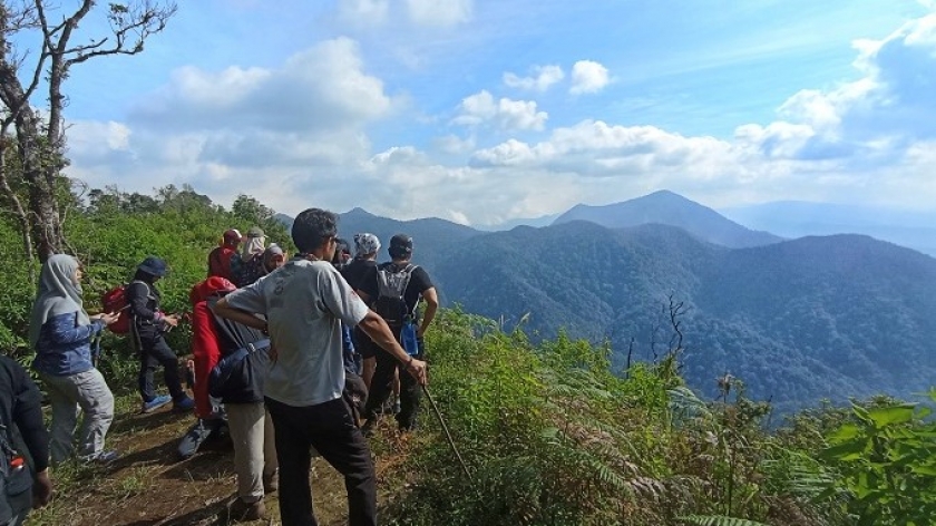 Para pendaki menikmati suasana terbuka di puncak Gunung Tambakruyung, Juli 2022. Tampak dari sana  <a target='_BLANK' href='//bandungbergerak.id/article/topic/5689/Gunung-Masigit'>Gunung Masigit</a>  yang menjulang paling tinggi di kejauhan. (Foto : Gan Gan Jatnika)