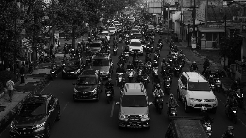 Sejumlah kendaraan pribadi memenuhi ruas Jalan Jenderal Amir Mahmud, Kota Cimahi, Rabu (20/7/2022). Kemacetan kendaraan di jalur yang menghubungkan Kota Bandung dan Kota Cimahi ini kerap terjadi di pagi dan sore hari. (Foto: Virliya Putricantika/BandungBergerak.id)