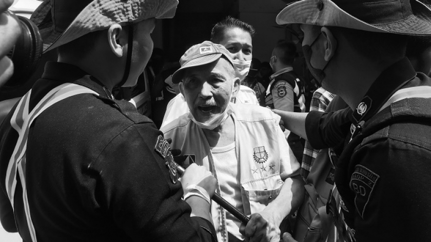 Seorang warga yang sakit dipaksa meninggalkan rumah di Jalan Laswi oleh petugas PT KAI, Rabu (20/7/2022). PT. KAI melakukan pengosongan paksa terhadap 7 rumah yang diklaim sebagai aset mereka. (Foto: Awla Rajul/BandungBergerak.id)