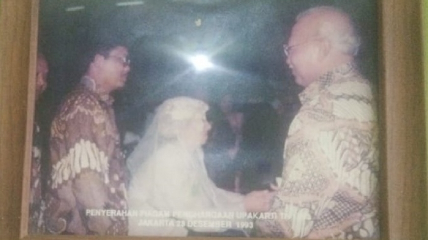 Foto repro pengelola WAJIT ASLI SITI ROMLAH mendapat penghargaan dari pemerintah Orde Bare. (Foto: Muhammad Akmal Firmansyah/Mahasiswa UIN SGD Bandung)