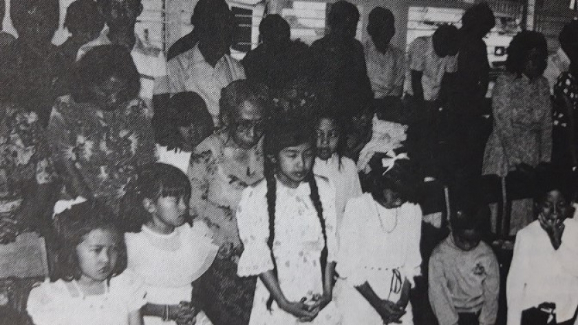 Potret umat Paroki Pandu yang tinggal di kawasan Sukajadi, dari anak-anak sampai orang tua, sedang beribadah bersama. (Sumber foto: buku Peringatan 50 Tahun Gereja Katolik Pandu ((1985)) 