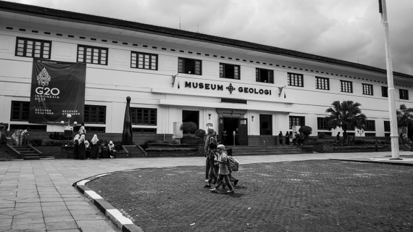 Museum Geologi merupakan salah satu bangunan bersejarah di Kota Bandung, Rabu (25/5/2022). Museum yang dibuka sejak tahun 2000 ini menyimpan dan mengelola materi-materi geologi yang dikumpulkan sejak tahun 1850. (Foto: Virliya Putricantika/BandungBergerak.id)