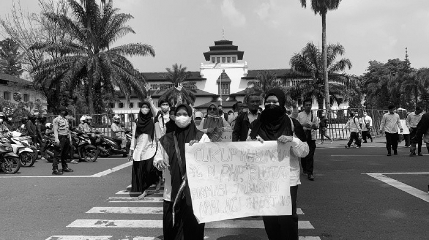 Guru honorer Jawa Barat melakukan aksi satir di atas zebra cross depan Gedung Sate ala Citayam Fashion Week, fenomena yang lagi viral belakangan ini. Para guru memperjuangkan nasib mereka, Senin (25/7/2022). (Foto: Emi La Palau/BandungBergerak.id)