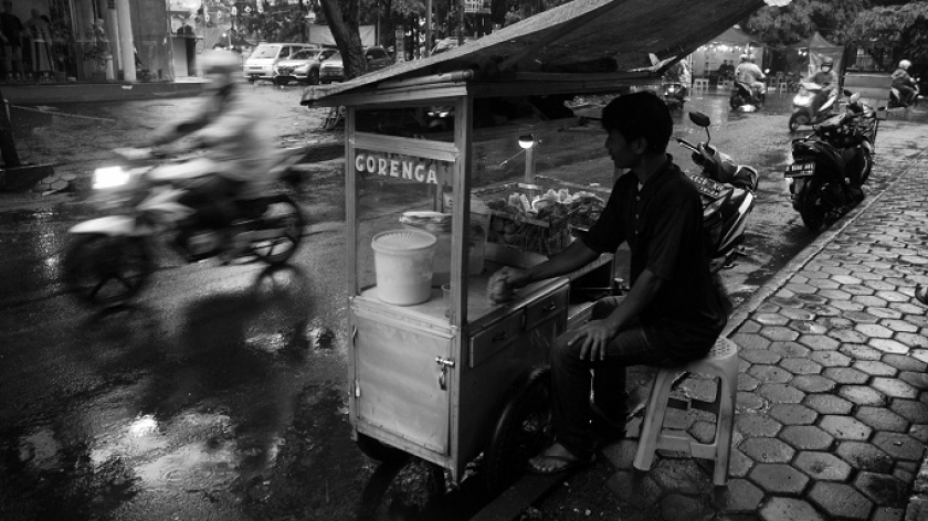 Pedagang gorengan di Bandung, Rabu (19/2/2022). Limbah minyak goreng atau jelantah bisa diolah kembali menjadi biodiesel. (Foto: Prima Mulia/BandungBergerak.id) 
