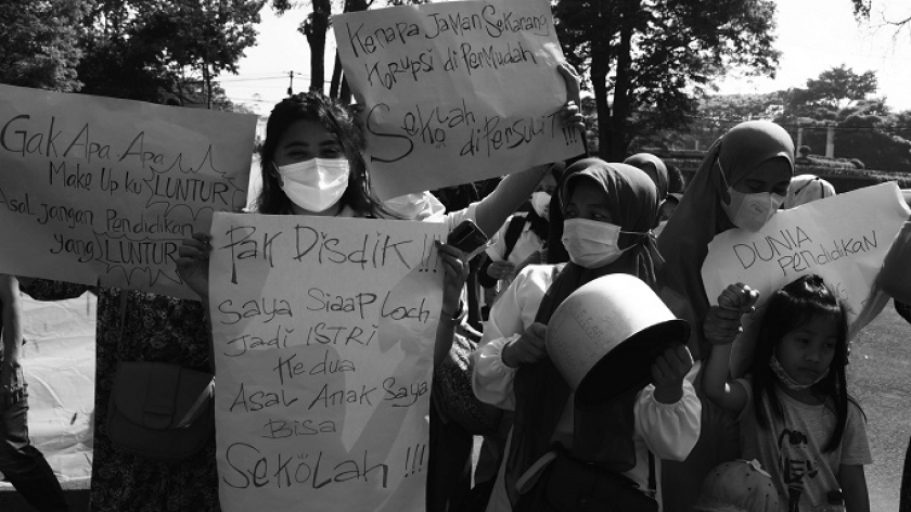 Orangtua siswa dari Forum Masyarakat Peduli Pendidikan menggelar aksi unjuk rasa di depan Gedung Sate, Bandung, Jumat (29/7/2022). Para orang tua mengaku anak-anaknya belum bisa meneruskan sekolah di jenjang SMP dan SMA karena tidak bisa masuk PPDB. (Foto: Prima Mulia/BandungBergerak.id)